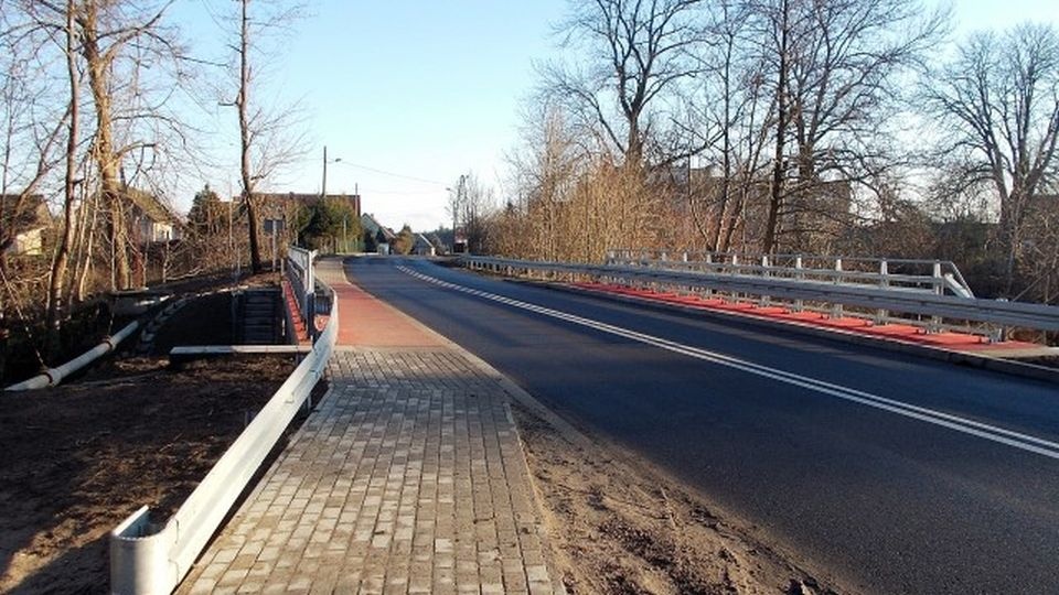 Przeprawa musiała przejść gruntowny remont, bo przepływająca woda powodowała podtapianie nasypu drogi i przyczółków mostu. Fot. ZZDW w Koszalinie