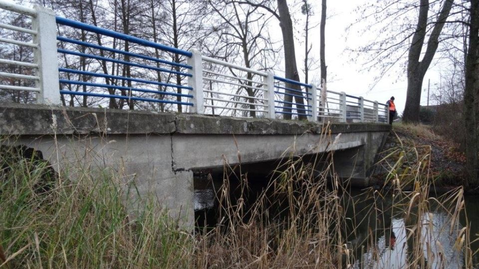 Przeprawa musiała przejść gruntowny remont, bo przepływająca woda powodowała podtapianie nasypu drogi i przyczółków mostu. Fot. ZZDW w Koszalinie