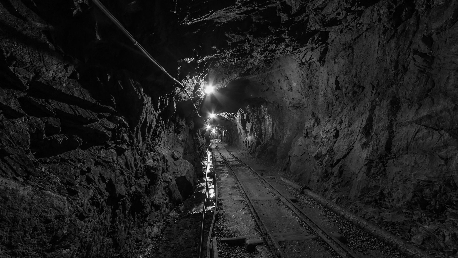 Wstrząs w kopalni Rudna. Nie żyje górnik, rannych jest sześć osób