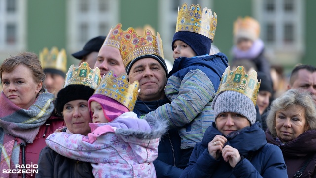 Tysiące szczecinian na ulicach miasta: konie, kareta, śpiewy, tańce i kolorowe kostiumy - to nie karnawał w Rio, tylko orszak Trzech Króli, który przeszedł ulicami Szczecina. Fot. Łukasz Szełemej [Radio Szczecin] "Wszyscy jesteśmy królami". Orszak na ulicach Szczecina [WIDEO, ZDJĘCIA]