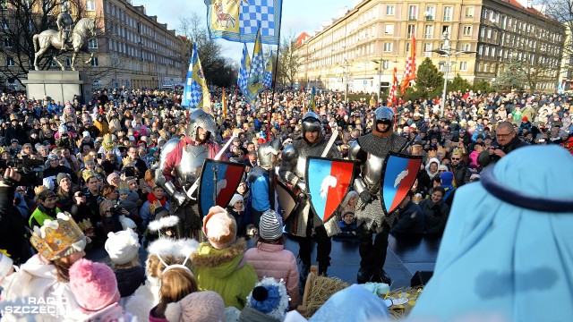 Tysiące szczecinian na ulicach miasta: konie, kareta, śpiewy, tańce i kolorowe kostiumy - to nie karnawał w Rio, tylko orszak Trzech Króli, który przeszedł ulicami Szczecina. Fot. Łukasz Szełemej [Radio Szczecin] "Wszyscy jesteśmy królami". Orszak na ulicach Szczecina [WIDEO, ZDJĘCIA]