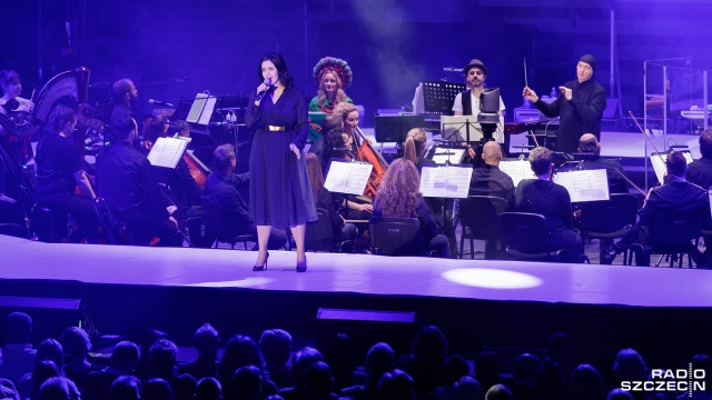 Koncert "Betlejem w Szczecinie". Na scenie Agnieszka Musiał. Fot. Robert Stachnik [Radio Szczecin] Piękne kolędy i muzyczne gwiazdy. Betlejem w Szczecinie [ZDJĘCIA]