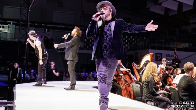 Koncert "Betlejem w Szczecinie". Na scenie m.in. Mietek Szcześniak. Fot. Robert Stachnik [Radio Szczecin] Piękne kolędy i muzyczne gwiazdy. Betlejem w Szczecinie [ZDJĘCIA]