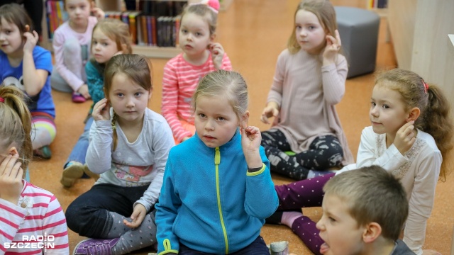 "Mama", "tata", "rodzina" - takich słów w języku migowym uczyły się w piątek dzieci ze Szkoły Podstawowej nr 56 w Szczecinie. Fot. Robert Stachnik [Radio Szczecin] Dzieci uczyły się migać [WIDEO, ZDJĘCIA]
