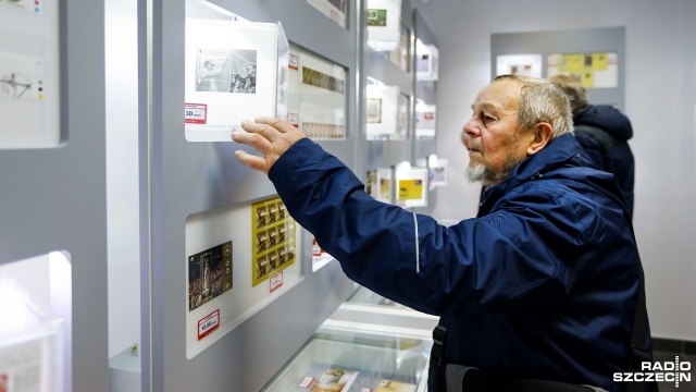 Otwarcie sklepu filatelistycznego Poczty Polskiej. Fot. Weronika Łyczywek [Radio Szczecin] Pierwszy pocztowy sklep dla filatelistów [WIDEO, ZDJĘCIA]