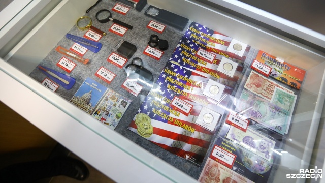 Otwarcie sklepu filatelistycznego Poczty Polskiej. Fot. Weronika Łyczywek [Radio Szczecin] Pierwszy pocztowy sklep dla filatelistów [WIDEO, ZDJĘCIA]