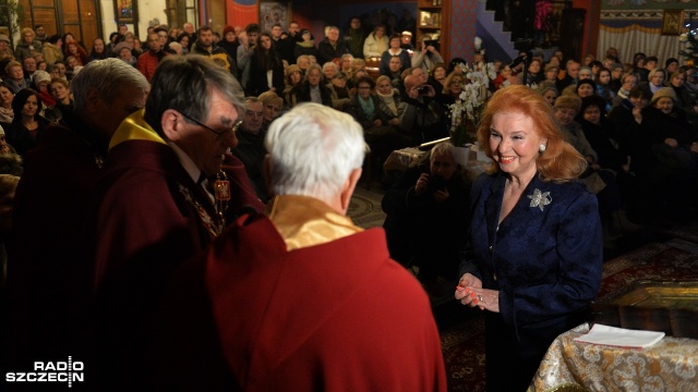 Irena Brodzińska wieloletnia solistka Opery na Zamku uwielbiana przez pokolenia widzów nie kryła radości z otrzymanego odznaczenia. Fot. Łukasz Szełemej [Radio Szczecin] Odznaczona za zasługi dla Szczecina. Zespół Ikos zaśpiewał w cerkwi [WIDEO, ZDJĘCIA]