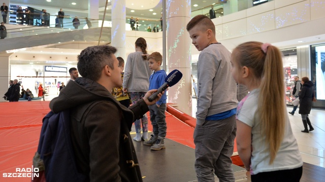 Warsztaty skoku o tyczce odbywają się w niedzielę w szczecińskim centrum handlowym "Galaxy". Fot. Łukasz Szełemej [Radio Szczecin] W Galaxy skaczą o tyczce [ZDJĘCIA]