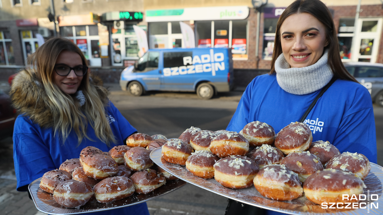 Pączki z marmoladą, kajmakiem, budyniem i czekoladą rozdawaliśmy naszym słuchaczom. Słodkie niespodzianki z okazji Tłustego Czwartku trafiły do mieszkańców Szczecina, Gryfina i Stargardu. Ostatnim miastem, które odwiedził nasz pączkobus były Police.