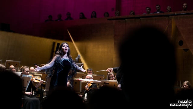 Bisy i długie owacje na stojąco - tak zakończył się wieczorem koncert w Filharmonii w Szczecinie. Fot.Weronika Łyczywek [Radio Szczecin] Filharmonia świętuje jubileusz. "Rozkłada na łopatki" [ZDJĘCIA]