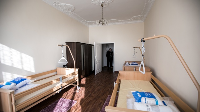 Mieszkanie chronione dla 14 osób powstało w centrum Szczecina. Mieści się na pierwszym piętrze kamienicy przy al. Piastów. Fot.Weronika Łyczywek [Radio Szczecin] Specjalnie wyposażone mieszkanie dla seniorów w Szczecinie [ZDJĘCIA]