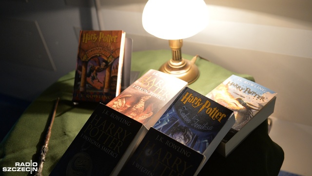 W ramach akcji "Szkoła tajemnic" dzieci bawiły się w klimacie powieści o młodym czarodzieju Harrym Potterze. Fot. Łukasz Szełemej [Radio Szczecin] To była noc pełna magii [ZDJĘCIA]
