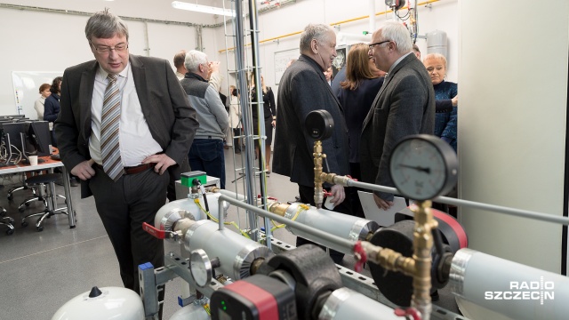 Na wyposażeniu laboratorium są unikatowe w skali kraju urządzenia. fot. Robert Stachnik [Radio Szczecin] ZUT wytwarza paliwo z glonów [ZDJĘCIA]