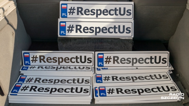 Akcja rozdawania tablic z napisem "#RespectUs". Fot. Robert Stachnik [Radio Szczecin] Kampania #RespectUs ruszyła w stronę zachodniej Europy [ZDJĘCIA]