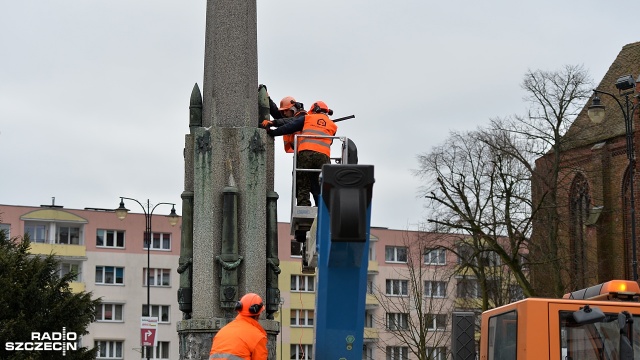 Demontaż pomnika wdzięczności Armii Czerwonej rozpoczął się w czwartek w Choszcznie. Fot. Łukasz Szełemej [Radio Szczecin] Znika kolejny radziecki pomnik. Ruszyła rozbiórka [WIDEO, ZDJĘCIA]