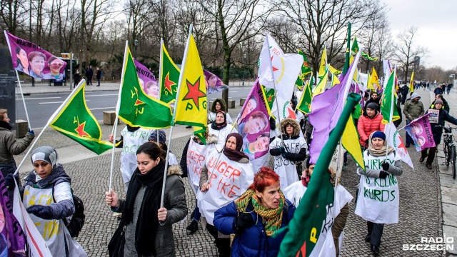 Kurdowie protestowali przeciwko tureckiej polityce z licznymi transparentami i hasłami „Precz z Afrin” czy „Precz z Kurdystanu”. Fot. Olaf Nowicki [Radio Szczecin] Protesty Kurdów przeciwko polityce Recepa Erdogana [ZDJĘCIA]