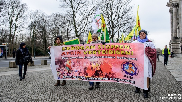 Kurdowie protestowali przeciwko tureckiej polityce z licznymi transparentami i hasłami „Precz z Afrin” czy „Precz z Kurdystanu”. Fot. Olaf Nowicki [Radio Szczecin] Protesty Kurdów przeciwko polityce Recepa Erdogana [ZDJĘCIA]