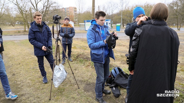 Reporter Radia Szczecin spotkał Batmana za garażami przy pętli autobusowej. Fot. Robert Stachnik [Radio Szczecin] Batman grasował na Arkońskim, ruszyła produkcja filmu - [ZDJĘCIA]