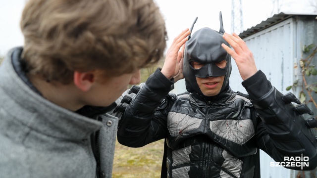Reporter Radia Szczecin spotkał Batmana za garażami przy pętli autobusowej. Fot. Robert Stachnik [Radio Szczecin] Batman grasował na Arkońskim, ruszyła produkcja filmu - [ZDJĘCIA]