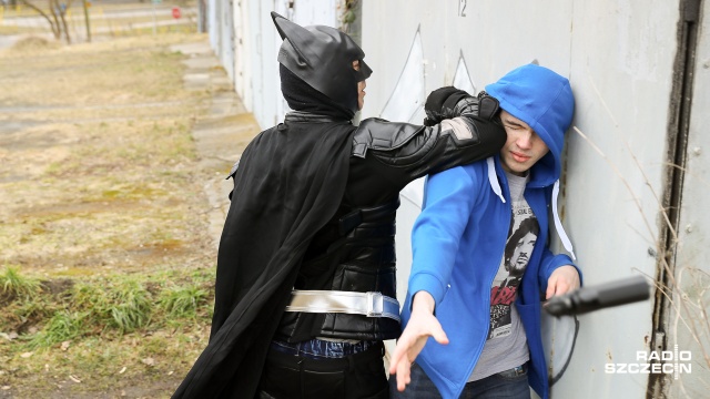 Reporter Radia Szczecin spotkał Batmana za garażami przy pętli autobusowej. Fot. Robert Stachnik [Radio Szczecin] Batman grasował na Arkońskim, ruszyła produkcja filmu - [ZDJĘCIA]
