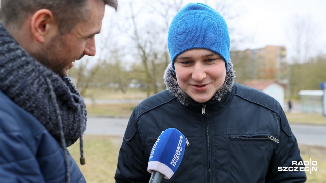 Reporter Radia Szczecin spotkał Batmana za garażami przy pętli autobusowej. Fot. Robert Stachnik [Radio Szczecin] Batman grasował na Arkońskim, ruszyła produkcja filmu - [ZDJĘCIA]