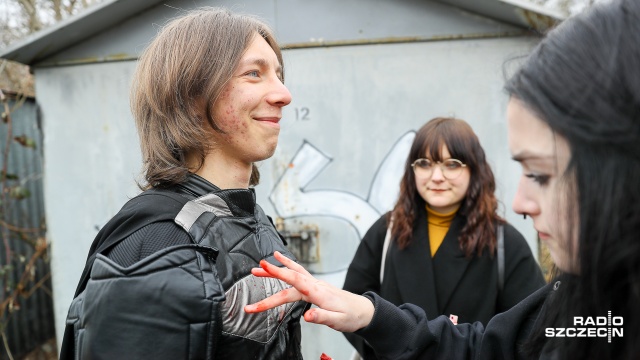 Reporter Radia Szczecin spotkał Batmana za garażami przy pętli autobusowej. Fot. Robert Stachnik [Radio Szczecin] Batman grasował na Arkońskim, ruszyła produkcja filmu - [ZDJĘCIA]