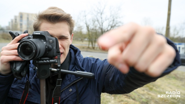 Reporter Radia Szczecin spotkał Batmana za garażami przy pętli autobusowej. Fot. Robert Stachnik [Radio Szczecin] Batman grasował na Arkońskim, ruszyła produkcja filmu - [ZDJĘCIA]