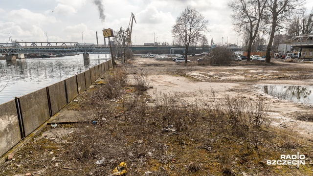 Na terenie dawnej "Baltony" przy ulicy Gdańskiej, inwestor z hiszpańskim kapitałem od 2014 roku zapowiada budowę trzech sześciopiętrowych biurowców oraz trzygwiazdkowego hotelu. Fot. Robert Stachnik [Radio Szczecin] Biurowce i hotel przy Gdańskiej wciąż tylko w planach [ZDJĘCIA]