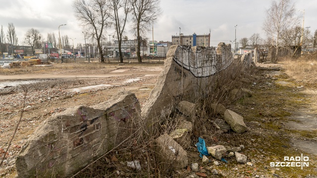 Na terenie dawnej "Baltony" przy ulicy Gdańskiej, inwestor z hiszpańskim kapitałem od 2014 roku zapowiada budowę trzech sześciopiętrowych biurowców oraz trzygwiazdkowego hotelu. Fot. Robert Stachnik [Radio Szczecin] Biurowce i hotel przy Gdańskiej wciąż tylko w planach [ZDJĘCIA]