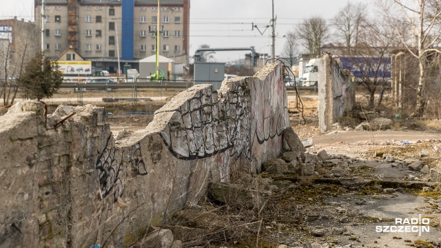 Na terenie dawnej "Baltony" przy ulicy Gdańskiej, inwestor z hiszpańskim kapitałem od 2014 roku zapowiada budowę trzech sześciopiętrowych biurowców oraz trzygwiazdkowego hotelu. Fot. Robert Stachnik [Radio Szczecin] Biurowce i hotel przy Gdańskiej wciąż tylko w planach [ZDJĘCIA]