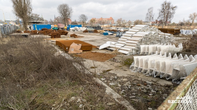 Na terenie dawnej "Baltony" przy ulicy Gdańskiej, inwestor z hiszpańskim kapitałem od 2014 roku zapowiada budowę trzech sześciopiętrowych biurowców oraz trzygwiazdkowego hotelu. Fot. Robert Stachnik [Radio Szczecin] Biurowce i hotel przy Gdańskiej wciąż tylko w planach [ZDJĘCIA]
