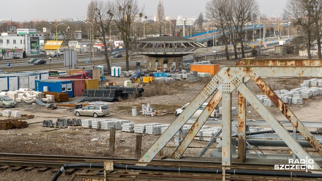 Na terenie dawnej "Baltony" przy ulicy Gdańskiej, inwestor z hiszpańskim kapitałem od 2014 roku zapowiada budowę trzech sześciopiętrowych biurowców oraz trzygwiazdkowego hotelu. Fot. Robert Stachnik [Radio Szczecin] Biurowce i hotel przy Gdańskiej wciąż tylko w planach [ZDJĘCIA]