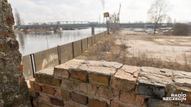 Na terenie dawnej "Baltony" przy ulicy Gdańskiej, inwestor z hiszpańskim kapitałem od 2014 roku zapowiada budowę trzech sześciopiętrowych biurowców oraz trzygwiazdkowego hotelu. Fot. Robert Stachnik [Radio Szczecin] Biurowce i hotel przy Gdańskiej wciąż tylko w planach [ZDJĘCIA]