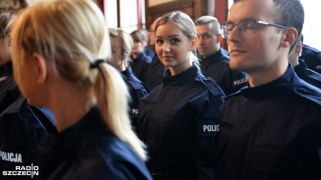 52 nowych funkcjonariuszy zachodniopomorskiej policji jest już po uroczystym ślubowaniu. Fot. Łukasz Szełemej [Radio Szczecin] "To było marzenie od dziecka". Ślubowanie policji, teraz czas na szkolenie [WIDEO, ZDJĘCIA]