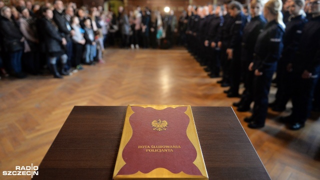 52 nowych funkcjonariuszy zachodniopomorskiej policji jest już po uroczystym ślubowaniu. Fot. Łukasz Szełemej [Radio Szczecin] "To było marzenie od dziecka". Ślubowanie policji, teraz czas na szkolenie [WIDEO, ZDJĘCIA]