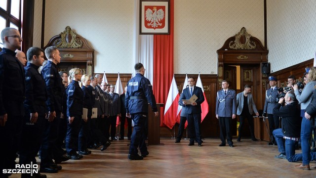 52 nowych funkcjonariuszy zachodniopomorskiej policji jest już po uroczystym ślubowaniu. Fot. Łukasz Szełemej [Radio Szczecin] "To było marzenie od dziecka". Ślubowanie policji, teraz czas na szkolenie [WIDEO, ZDJĘCIA]