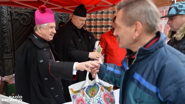 Święconki i paczki na Wielkanoc przygotował Caritas dla bezdomnych i potrzebujących mieszkańców Szczecina. Fot. Łukasz Szełemej [Radio Szczecin] Święconki dla potrzebujących rozdane [WIDEO, ZDJĘCIA]