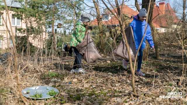 Mieszkańcy Podjuch w sobotę sprzątają swoją dzielnicę. Fot. Robert Stachnik [Radio Szczecin] Brygady w Podjuchach. Akcja wyszła od mieszkańców [ZDJĘCIA]