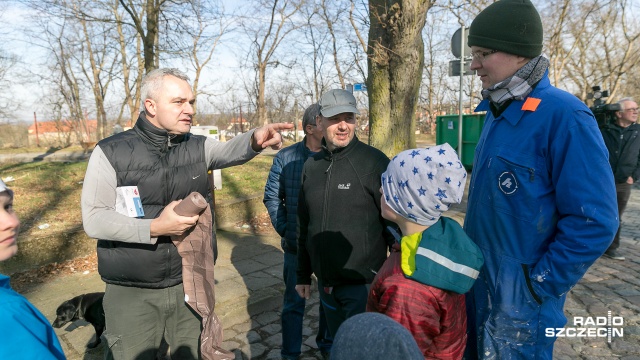 Mieszkańcy Podjuch w sobotę sprzątają swoją dzielnicę. Fot. Robert Stachnik [Radio Szczecin] Brygady w Podjuchach. Akcja wyszła od mieszkańców [ZDJĘCIA]