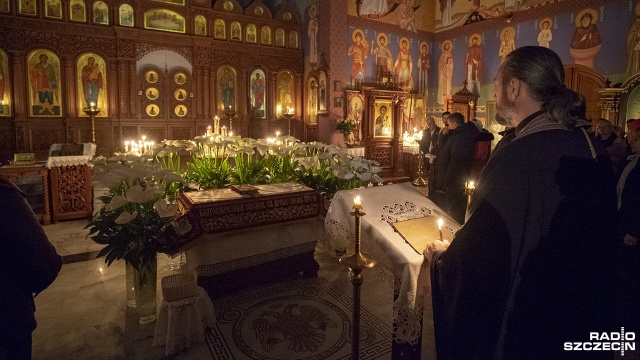 W cerkwi prawosławnej pod wezwaniem św. Mikołaja obchody Wielkanocy rozpoczęły się przed północą - uroczystą procesją wokół cerkwi i biciem dzwonów. Fot. Maciej Papke [Radio Szczecin] Wielkanoc u chrześcijan obrządku wschodniego [WIDEO, ZDJĘCIA]