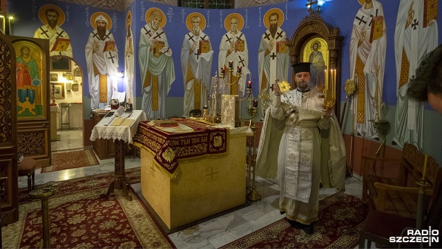 W cerkwi prawosławnej pod wezwaniem św. Mikołaja obchody Wielkanocy rozpoczęły się przed północą - uroczystą procesją wokół cerkwi i biciem dzwonów. Fot. Maciej Papke [Radio Szczecin] Wielkanoc u chrześcijan obrządku wschodniego [WIDEO, ZDJĘCIA]