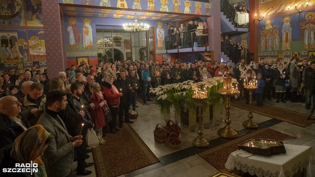 W cerkwi prawosławnej pod wezwaniem św. Mikołaja obchody Wielkanocy rozpoczęły się przed północą - uroczystą procesją wokół cerkwi i biciem dzwonów. Fot. Maciej Papke [Radio Szczecin] Wielkanoc u chrześcijan obrządku wschodniego [WIDEO, ZDJĘCIA]