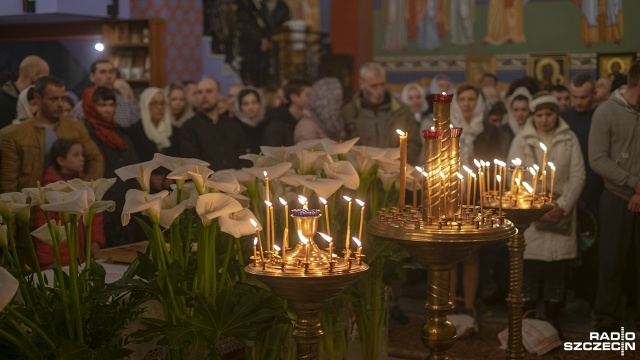 W cerkwi prawosławnej pod wezwaniem św. Mikołaja obchody Wielkanocy rozpoczęły się przed północą - uroczystą procesją wokół cerkwi i biciem dzwonów. Fot. Maciej Papke [Radio Szczecin] Wielkanoc u chrześcijan obrządku wschodniego [WIDEO, ZDJĘCIA]