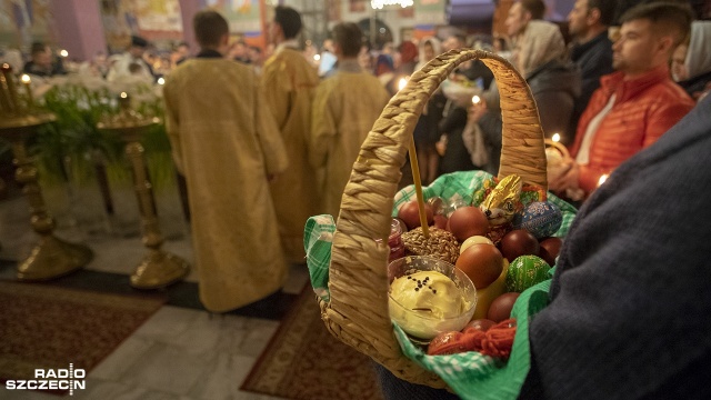 W cerkwi prawosławnej pod wezwaniem św. Mikołaja obchody Wielkanocy rozpoczęły się przed północą - uroczystą procesją wokół cerkwi i biciem dzwonów. Fot. Maciej Papke [Radio Szczecin] Wielkanoc u chrześcijan obrządku wschodniego [WIDEO, ZDJĘCIA]