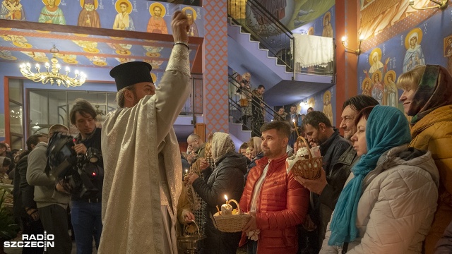 W cerkwi prawosławnej pod wezwaniem św. Mikołaja obchody Wielkanocy rozpoczęły się przed północą - uroczystą procesją wokół cerkwi i biciem dzwonów. Fot. Maciej Papke [Radio Szczecin] Wielkanoc u chrześcijan obrządku wschodniego [WIDEO, ZDJĘCIA]