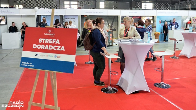 Targi Pracy w szczecińskiej Netto Arenie. Fot. Łukasz Szełemej [Radio Szczecin] Ruszyły targi dla poszukujących pracy [ZDJĘCIA]
