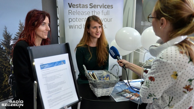 Targi Pracy w szczecińskiej Netto Arenie. Fot. Łukasz Szełemej [Radio Szczecin] Ruszyły targi dla poszukujących pracy [ZDJĘCIA]