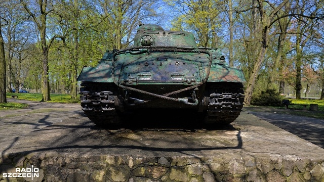 Kołobrzeskie Muzeum Oręża Polskiego zaproponowało władzom miasta przejęcie czołgu stojącego koło tamtejszego cmentarza. Fot. Łukasz Szełemej [Radio Szczecin] Walka o zabytek w Pyrzycach [WIDEO, ZDJĘCIA]