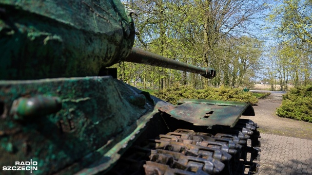 Kołobrzeskie Muzeum Oręża Polskiego zaproponowało władzom miasta przejęcie czołgu stojącego koło tamtejszego cmentarza. Fot. Łukasz Szełemej [Radio Szczecin] Walka o zabytek w Pyrzycach [WIDEO, ZDJĘCIA]