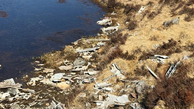 Od czasów II wojny światowej elementy wraku leżą przy jeziorze na farmie rodziny Helleren w okolicy Egersund. Szczątki Halifaxa znajdują się przy ścianie skalnej w którą uderzył a wiele z nich spoczywa pod wodą. Fot. Dariusz Markiewicz Walka o powrót Cichociemnych i wydobycie wraku Halifaxa [ZDJĘCIA]